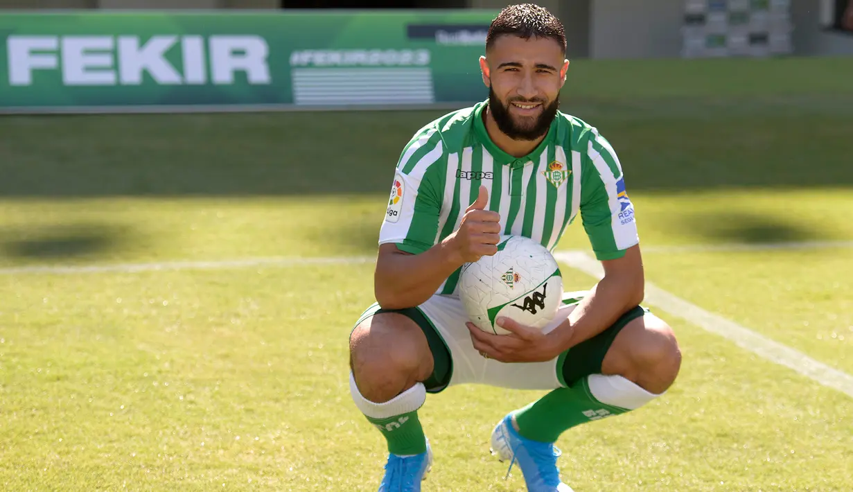 Gelandang asal Prancis, Nabil Fekir berpose selama presentasi resmi dirinya sebagai pemain baru Real Betis di stadion Benito Villamarin, Seville (6/8/2019). Nabil Fekir mencetak 69 gol pada sekitar 200 pertandingan bersama Lyon. (AFP Photo/Cristina Quicler)