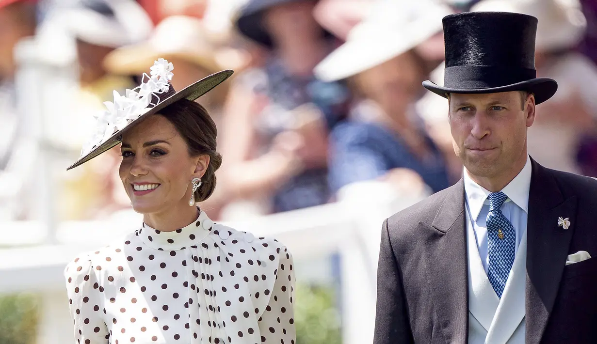 Pangeran William (kanan) dan Kate Middleton tiba pada hari keempat pertemuan pacuan kuda Royal Ascot di Ascot Racecourse, Ascot, Inggris, 17 Juni 2022. Selain kemeja putih klasik dan dasi, Pangeran William juga mengenakan pakaian formal yang meliputi jas hitam, rompi, dan topi. (Aaron Chown/PA via AP)