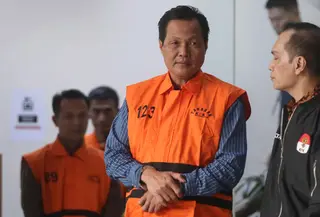 Bupati Muara Enim, Edison, berjalan meninggalkan gedung Merah Putih Komisi Pemberantasan Korupsi (KPK) usai menjalani pemeriksaan, Jakarta, Selasa (9/6/2026). (Liputan6.com/Helmi Fithriansyah)