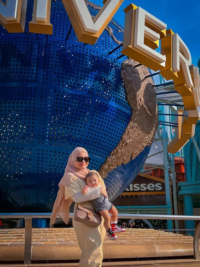 7 Gaya Nathalie Holscher saat Asuh Baby Adzam, Tetap Stylish