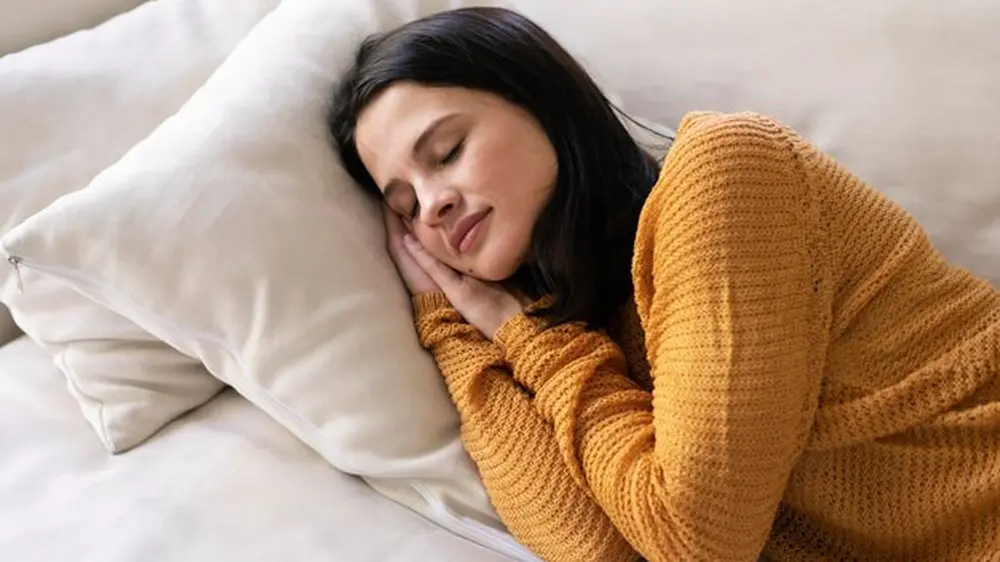 Ilustrasi perempuan tidur, bermimpi