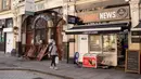 Pria yang memakai masker berjalan melewati pub yang tutup, London, Inggris, 16 September 2020. Kantor Statistik Nasional Inggris menyatakan tingkat pengangguran di Inggris naik menjadi 4,1 persen dalam tiga bulan hingga Juli, kaum muda menjadi golongan paling terdampak. (Xinhua/Tim Ireland)