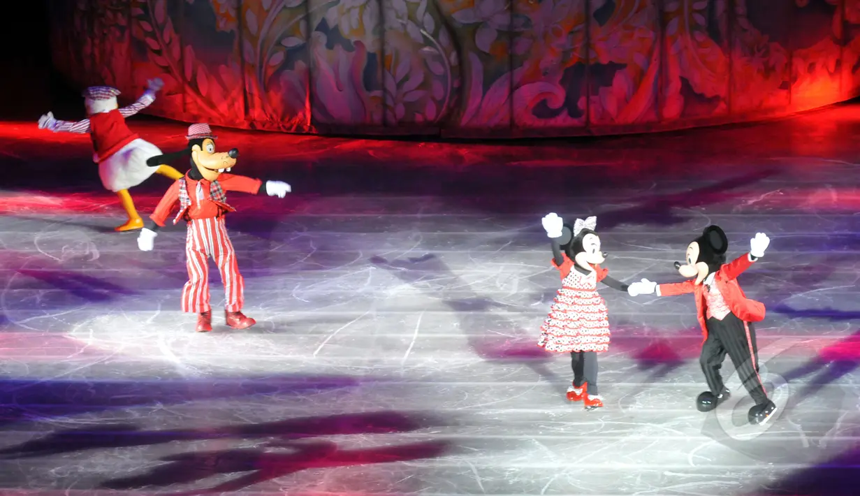 Mickey Mouse dan kawan-kawan menari saat Disney On Ice bertajuk Dare to Dream! di Istora Senayan, Jakarta, Jumat (10/4/2015). Acara ini digelar untuk merayakan 75 tahun cerita mengenai Disney Princess (Liputan6.com/Panji Diksana)