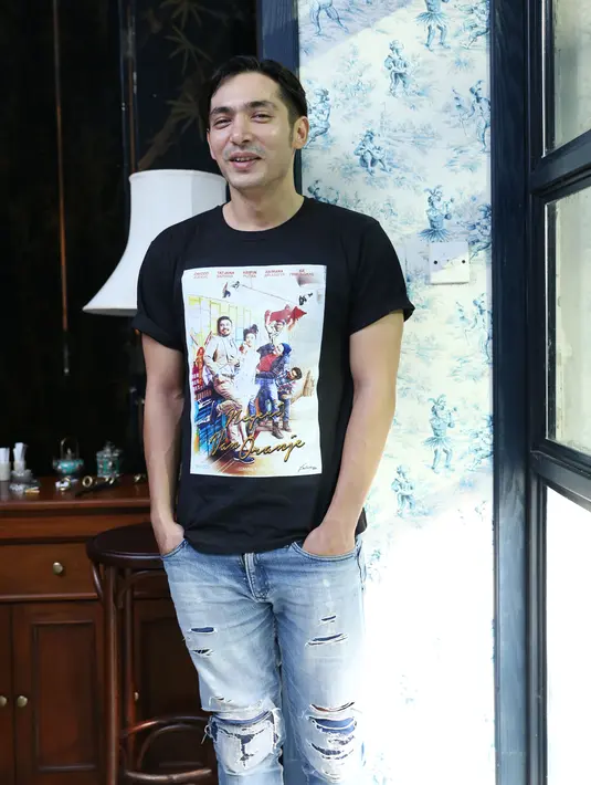 Memang demi tuntutan profesi terkadang harus ada sedikit pengorbanan. Seperti yang dialami Abimana Aryasatya yang harus berpisah sementara dengan keluarganya dan harus menahan rindu dari benua seberang. (Galih W. Satria/Bintang.com)