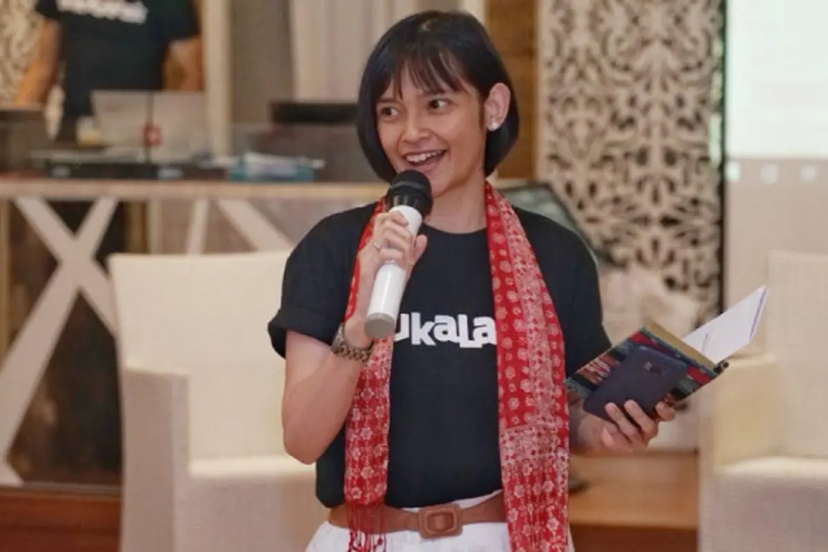 Mayang Puspita selaku Community Program Manager Bukalapak menyambut peserta Beauty Class & Fashion Talk Show Komunitas Srikandi Bukalapak Bandung. Dok: Bukalapak