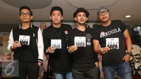 Band Seventeen berpose sambil menunjukan cd terbarunya sebelum jumpa pers peluncuran album di kawasan Cikini, Jakarta, Kamis (31/3). Seventeen meluncurkan album ke 6 dengan tajuk "Pantang Mundur". (Liputan6.com/Herman Zakharia)