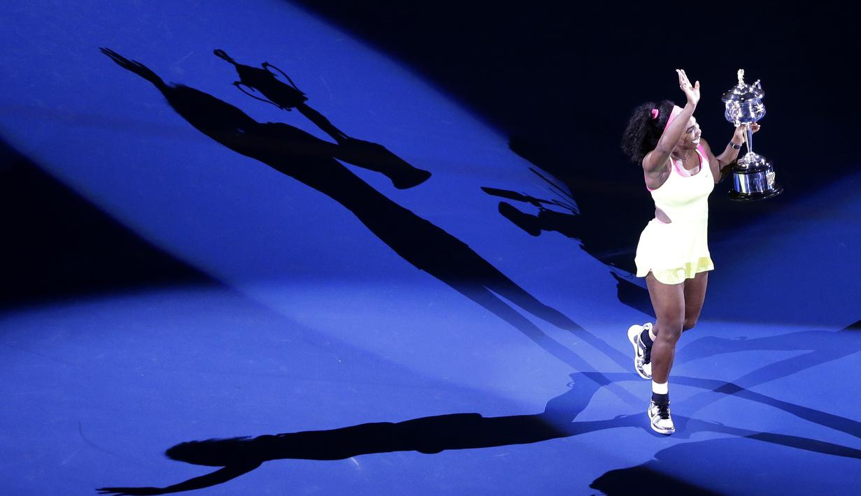 Serena Williams dengan trofi juara Australia Terbuka 2015. (AP Photo/Lee Jin-man)
