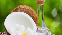 Tak hanya dapat digunakan untuk masak saja, namun minyak kelapa ternyata memiliki keunggulan lebih sebagai alternatif alat kecantikan Anda. 