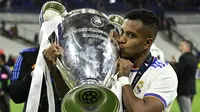 Rodrygo Goes. Sayap kanan Brasil ini didatangkan Real Madrid dari Santos FC pada awal musim 2019/2020 saat berusia 18 tahun dengan nilai transfer 45 juta euro atau setara Rp704,4 miliar. Musim 2021/2022 ia total tampil dalam 49 laga di semua ajang dengan torehan 9 gol dan 10 assist dan menjadi musim terbaiknya. Ia berandil besar dalam pencapaian Los Blancos merebut gelar Liga Champions dengan mencetak dua gol ke gawang Manchester City di babak semifinal. (AFP/Javier Soriano)