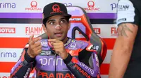 Pembalap Prima Pramac Racing asal Spanyol, Jorge Martin berbincang sebelum dimulainya sesi latihan kedua MotoGP Austria di sirkuit Red Bull Ring di Spielberg, Austria, pada 16 Agustus 2024. (Jure Makovec/AFP)