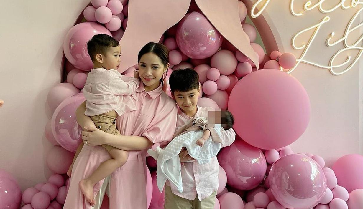 Ketika prosesi memotong rambut Lily, Nagita tak kuasa menahan haru. Keinginannya untuk memiliki anak perempuan terwujud, meski dengan jalan yang berbeda. Acara akikah bernuansa pink yang digelar sederhana ini dihadiri oleh keluarga dan sahabat dekat. Wajah Baby Lily yang sedikit terlihat di momen akikah, bikin netizen salah fokus dan memuji paras Lily cantik seperti Nagita Slavina. (Liputan6.com/IG/raffinagita1717)