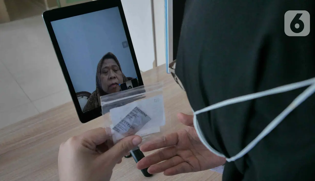 Pasien berkonsultasi menggunakan pelayanan Telemedicine dengan Dokter di RSUD Pasar Minggu, Jakarta, Jumat (18/2/2022). Hal tersebut diharapkan mampu membantu mengurangi Bed Occupancy Rate (BOR) atau tingkat keterisian Rumah Sakit pasca merebaknya Covid-19 Omicron. (Liputan6.com/Herman Zakharia)