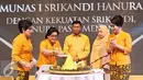 Pemotongan tumpeng saat pembukaan Munas I Srikandi Hanura, Jakarta, Senin (30/5). Munas I Srikandi Hanura mengambil tema 'Dengan Kekuatan Srikandi, Hanura Pasti Menang'. (Liputan6.com/ Immanuel Antonius)