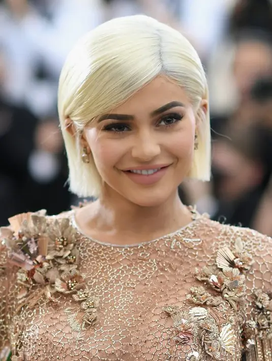 Pada 29 April 2017 lalu, Kylie Jenner dan Travis Scott terlihat bersama di Bentley University di Boston. Saat itu Kylie menemani Travis yang sedang tampil di panggung, dan ternyata saat itu Kylie ditemani kakaknya, Kendall Jenner. (AFP/Bintang.com)