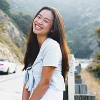 ilustrasi perempuan tertawa bahagia/Photo by Conner Ching on Unsplash