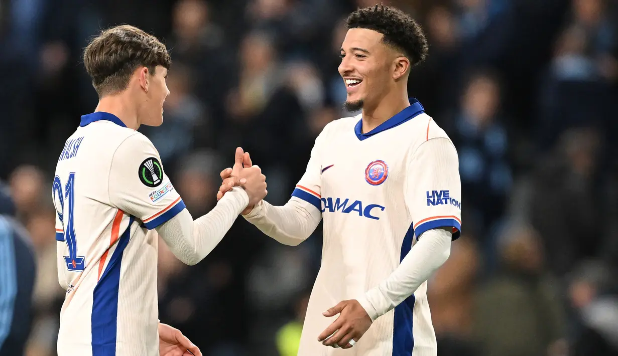 Pemain Chelsea, Reggie Walsh (kiri) merayakan kemenangan atas Djurgardens bersama rekannya, Jadon Sancho dalam laga leg 1 semifinal Conference League 2024/2025 di 3Arena, Stockholm, Swedia, Kamis (01/05/2025) waktu setempat. (AFP/Jonathan Nackstrand)