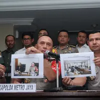 Kapolda Metro Jaya, Irjen Pol Mochammad Iriawan menunjukkan gambar saat rapat jelang penangkapan terduga makar, Jakarta, Selasa (6/12). Iriawan memastikan penangkapan tersebut sudah sesuai prosedur hukum. (Liputan6.com/Gempur M Surya)
