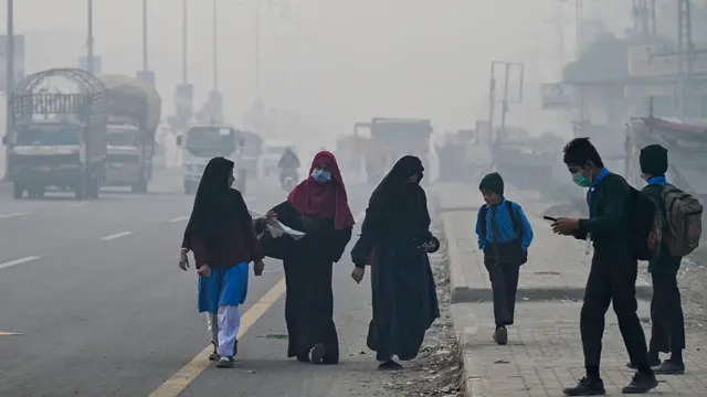 Asap Pekat Selimuti Kota Lahore Pakistan