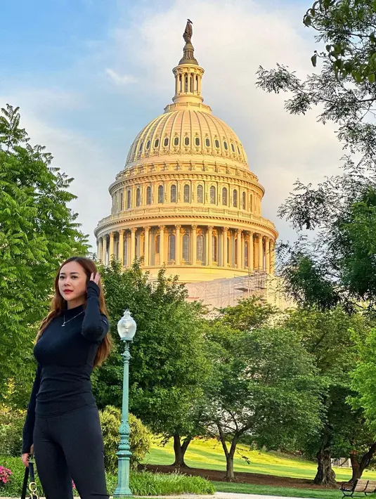 Pemeran Bu Klara dalam film The Sacred Riana 2: Bloody Mary itu juga mengaku tak kesepian. Ia pun tak lagi mau pacaran, dan ingin langsung menikah. [Instagram/aurakasih]