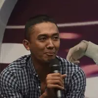 Uus mendapatkan banyak serangan via sosial media saat berkomentar soal K-Pop yang berhijab. Bahkan, ia disebut sebagai Farhat Abbas KW. Bagaimana pendapat Uus?