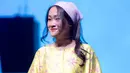 Temen Sarwendah di Cherrybelle, Felly Young mengenakan daster kuning lengan pendek dengan motif bunga pink, tampak stylish dengan bandana ungu. [@sarwendah29]