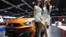 Model berpose di samping mobil Mitsubishi Mirage selama Bangkok Internasional Motor Show 2016  di Thailand, (22/3). BIMS 2016 mengusung tema "No Boundaries Mobility". (REUTERS / Chaiwat Subprasom)