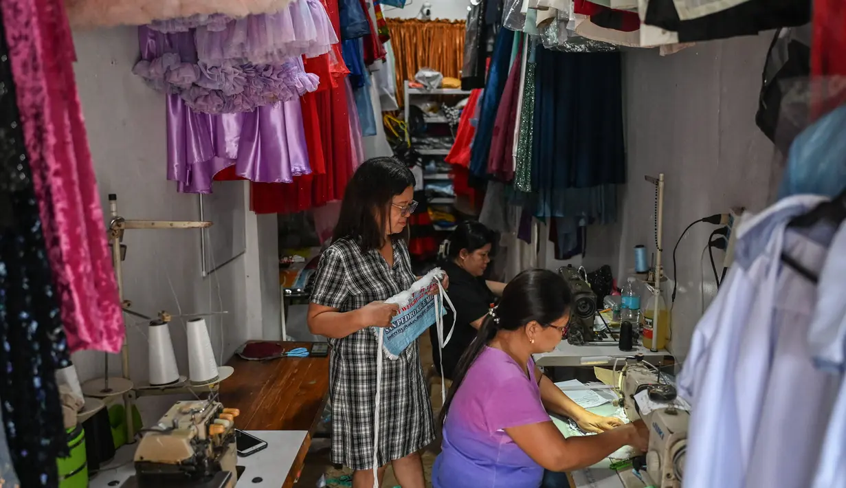 Gaun dari bahan daur ulang sudah menjadi bagian dari bisnis penyewaan gaunnya. (JAM STA ROSA/AFP)