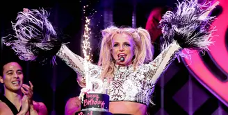 Britney Spears merayakan ulang tahun ke-35 dengan penampilan yang sangat luar biasa di Jingle Ball 2016 102.7 KIIS FM pada Jumat (2/12). Britney tampil bersama Ryan Seacrest dan Tinashe. (AFP/Bintang.com)