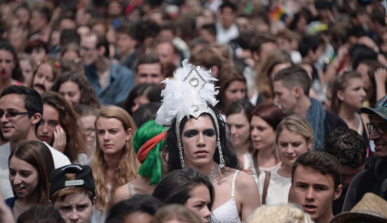 Jalan di kota Nantes penuh sesak dengan para peserta parade, Nantes, Perancis, Sabtu (14/06/2014) (AFP Photo/Jean Sebastien)