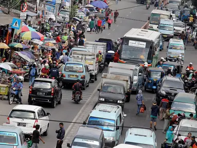 Pedagang Kaki Lima (PKL) kembali memenuhi badan jalan di Jalan Jatibaru, Tanah Abang, Jakarta, Senin (9/6/14). (Liputan6.com/Faizal Fanani)