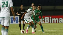 Marselino Ferdinan yang baru dimainkan oleh Persebaya Surabaya selama Babak Penyisihan Piala Menpora 2021 tampil dengan tenang dan menjanjikan saat melawan PS Sleman. (Foto: Bola.com/Ikhwan Yanuar)