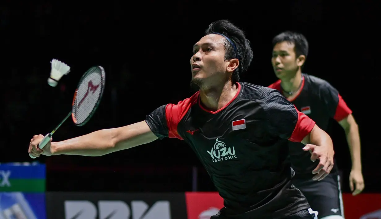 Pasangan Indonesia, Hendra Setiawan/Mohammad Ahsan saat melawan wakil Jepang, Takuro Hoki/Yugo Kobayashi, pada Kejuaraan Dunia Bulutangkis 2019 di Swiss, Minggu (25/8). Indonesia menang 25-23, 9-21, 21-15. (AFP/Fabrice Coffrini)