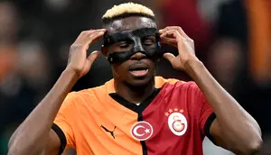 Penyerang Galatasary asal Nigeria, Victor Osimhen, menyesuaikan topengnya setelah mencetak gol pada Liga Europa, fase Liga - Matchday 4, melawan Tottenham di Ali Sami Yen Spor Complex di Istanbul pada 7 November 2024. (Ozan KOSE / AFP)