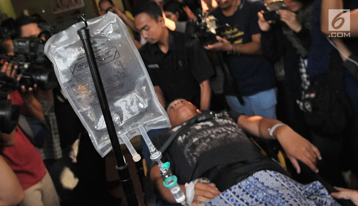 Proses pemindahan pasien korban bom Kampung Melayu dari RS Premier ke RS Polri, Jakarta, Kamis (25/5). Pemindahan pasien dikarenakan alasan keamanan dan kelengkapan fasilitas medis. (Liputan6.com/Helmi Afandi)