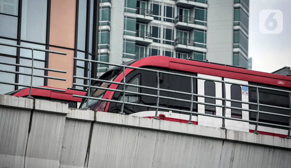 Gerbong kereta Light Rail Transit (LRT) terparkir di jalur Dukuh Atas, Jakarta, Kamis (17/2/2022). Harga tiket LRT Jabodebek mencapai Rp 15 ribu per penumpang untuk rute Dukuh Atas-Cibubur. (Liputan6.com/Faizal Fanani)