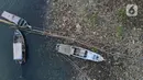 Foto udara menunjukkan sampah mengendap di muara Kanal Banjir Timur, Marunda Kepu, Cilincing, Jakarta Utara, Jakarta, Selasa (2/5/2023). Sampah berasal dari Kanal Banjir Timur dan Teluk Jakarta yang terbawa angin barat. (merdeka.com/Imam Buhori)