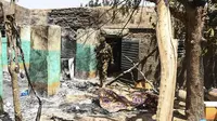 Tentara Mali di reruntuhan bangunan usai konflik komunal berujung pembantaian etnis di Ogossagou, Kota Moptu, Mali. (AFP PHOTO)