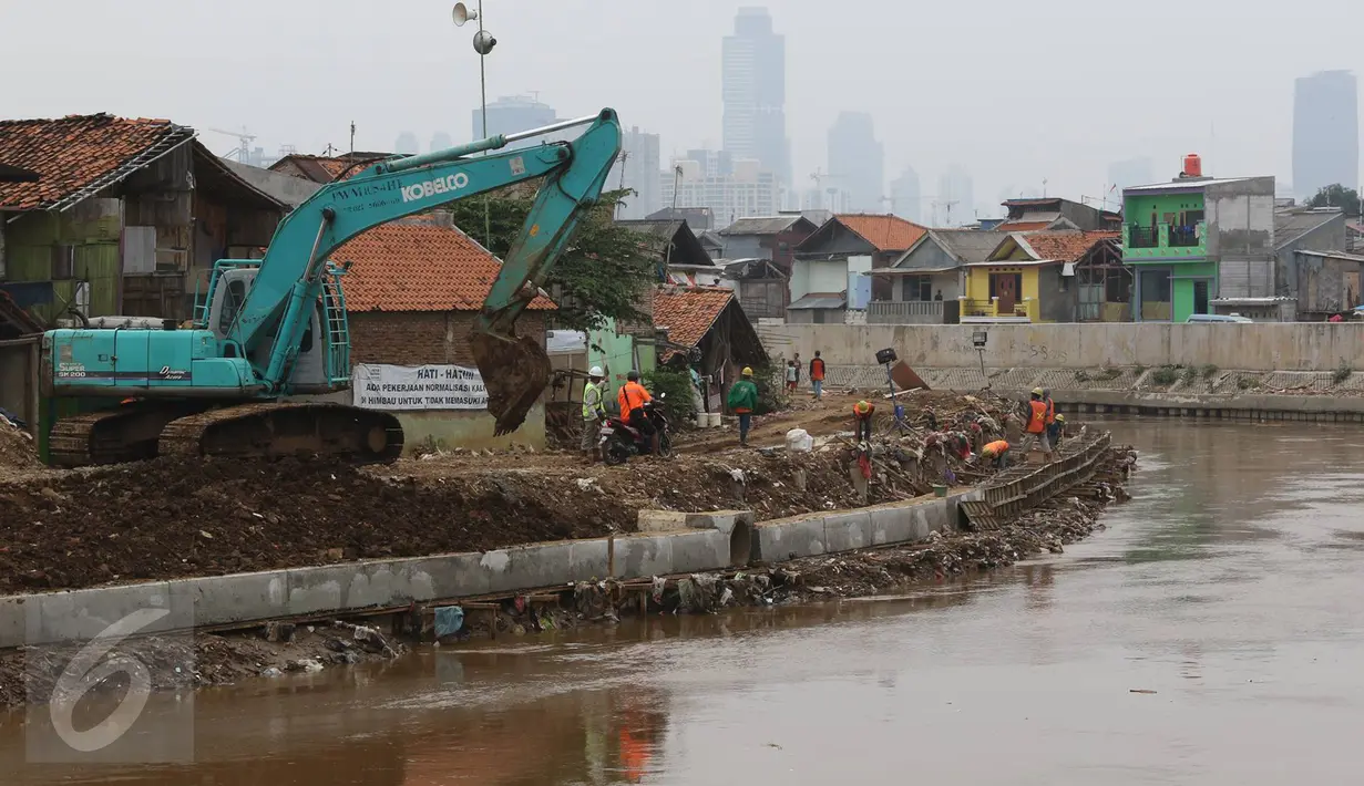 Aktivitas alat berat dalam rangka proyek normalisasi Sungai Ciliwung di Jakarta, Selasa (8/11). Pemprov DKI menargetkan normalisasi Sungai Ciliwung rampung pada 2018 mendatang yang akan ditunjang dengan ketersediaan rusun. (Liputan6.com/Immanuel Antonius)