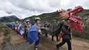 Orang-orang merayakan kegiatan rakyat bertema naga di Wilayah Otonom Etnis Miao Songtao di Kota Tongren, Provinsi Guizhou, China barat daya (24/11/2020). (Xinhua/Long Yuanbin)