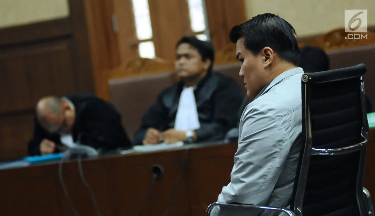 Terdakwa kasus dugaan korupsi e-KTP, Andi Agustinus alias Andi Narogong saat mengikuti sidang tuntutan di Pengadilan Tipikor, Jakarta, Kamis (7/12). Andi Narogong dituntut hukuman delapan tahun, denda satu milyar rupiah. (Liputan6.com/Helmi Fithriansyah)