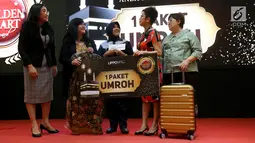 Karyawan Susanti berbincang dengan jajaran manajemen usai menerima apresiasi berupa paket umroh pada acara Golden Heart Award di Lippo Mall Puri, Jakarta, Rabu (13/3). (Liputan6.com/Fery Pradolo)