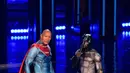 Aktor Dwayne Johnson (kiri) dan Kevin Hart menjadi pembawa acara MTV Movie Awards 2016  di Warner Bros Studios, California, (9/4).Aksi kocak mereka sukses membuat penonton yang datang terhibur. (CHRISTOPHER POLK/AFP)   