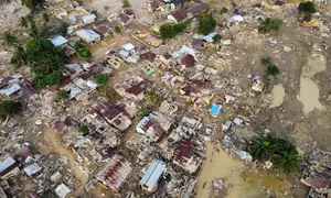 Berdasar informasi dari data bencana hidrometeologi siklon tropis senyar yang dikeluarkan Badan Penanggulangan Bencana Daerah (BPBD) Kabupaten Aceh Tamiang pada Kamis (4/12) malam, setidaknya terdapat 2.698 rumah warga di Kabupaten Aceh Tamiang yang mengalami kerusakan parah. Tampak foto udara yang diambil menggunakan drone ini menunjukkan wilayah yang terdampak banjir bandang di Aceh Tamiang, Pulau Sumatra, Kamis 4 Desember 2025. (AP Photo/Binsar Bakkara)