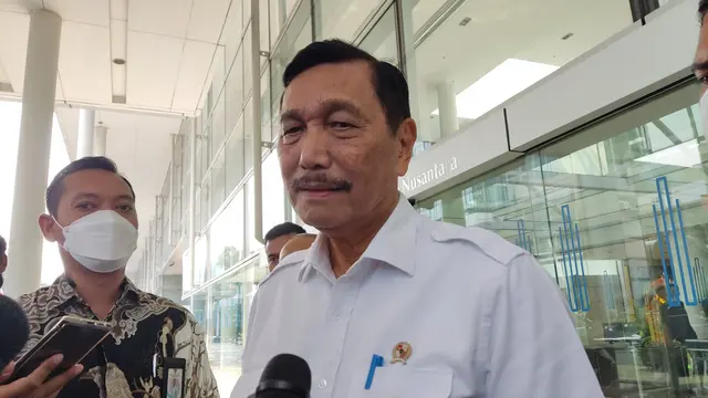 Menko Kemaritiman Luhut Binsar Pandjaitan saat ditemui wartawan usai bertemu dengan Ketua Umum NasDem Surya Paloh di Wisma Nusantara, Jakarta Pusat, Jumat (5/5/2023).