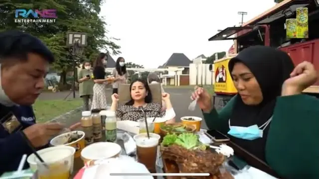 Nagita Slavina Jajan di Food Truck