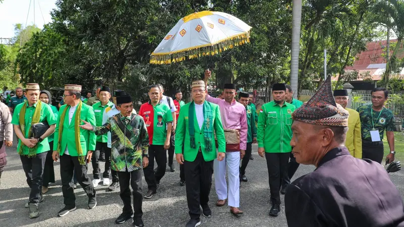 Plt Ketua Umum Partai Persatuan Pembangunan (PPP) Muhamad Mardiono disambut prosesi adat Mopotilolo, saat tiba di Gorontalo, pada Minggu (23/7/2023) siang.