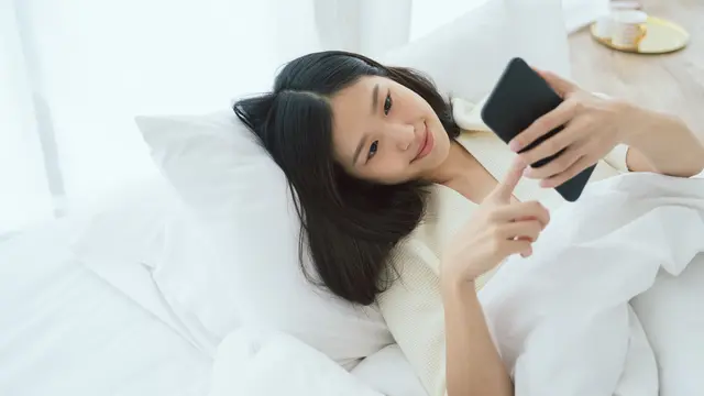 Ilustrasi Memeriksa Ponsel di Pagi Hari