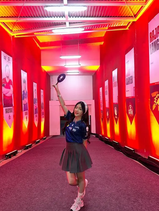 Gaya sporty chic ala Eca Aura pakai jersey biru muda dipadu mengenakan pleated skirt abu-abu. [Foto: Instagram/elsaajapasal]