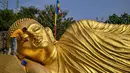 Jelang perayaan Waisak 2568 BE, patung Buddha raksasa di Maha Vihara Mojopahit, Mojokerto dibersihkan. (JUNI KRISWANTO/AFP)
