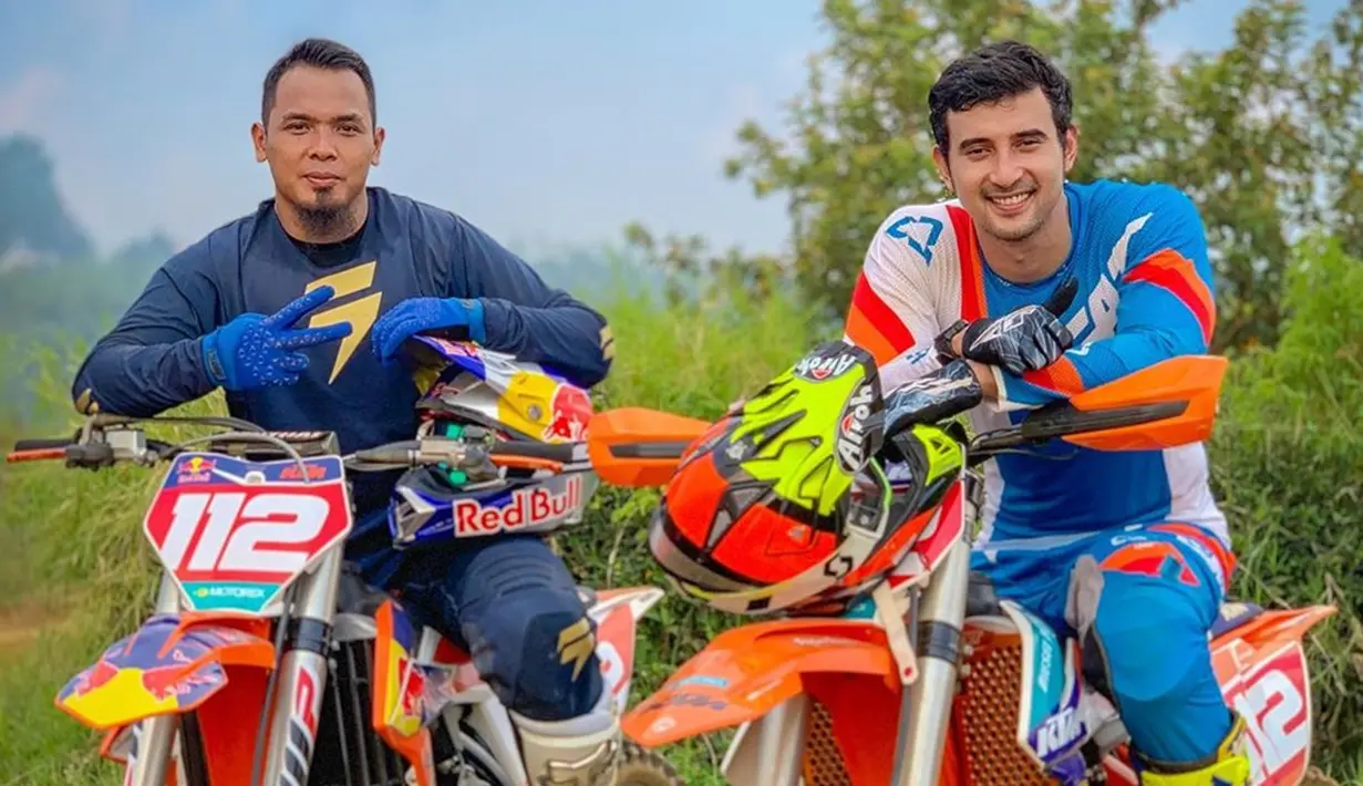 Tak hanya di arena balapan saja, mantan kekasih Citra Kirana ini juga gemar berpetualang di alam bebas dengan motor trailnya. Gunung Bromo pun pernah menjadi destinasi wisata pria 32 tahun ini. (Liputan6.com/IG/@alisyakieb)